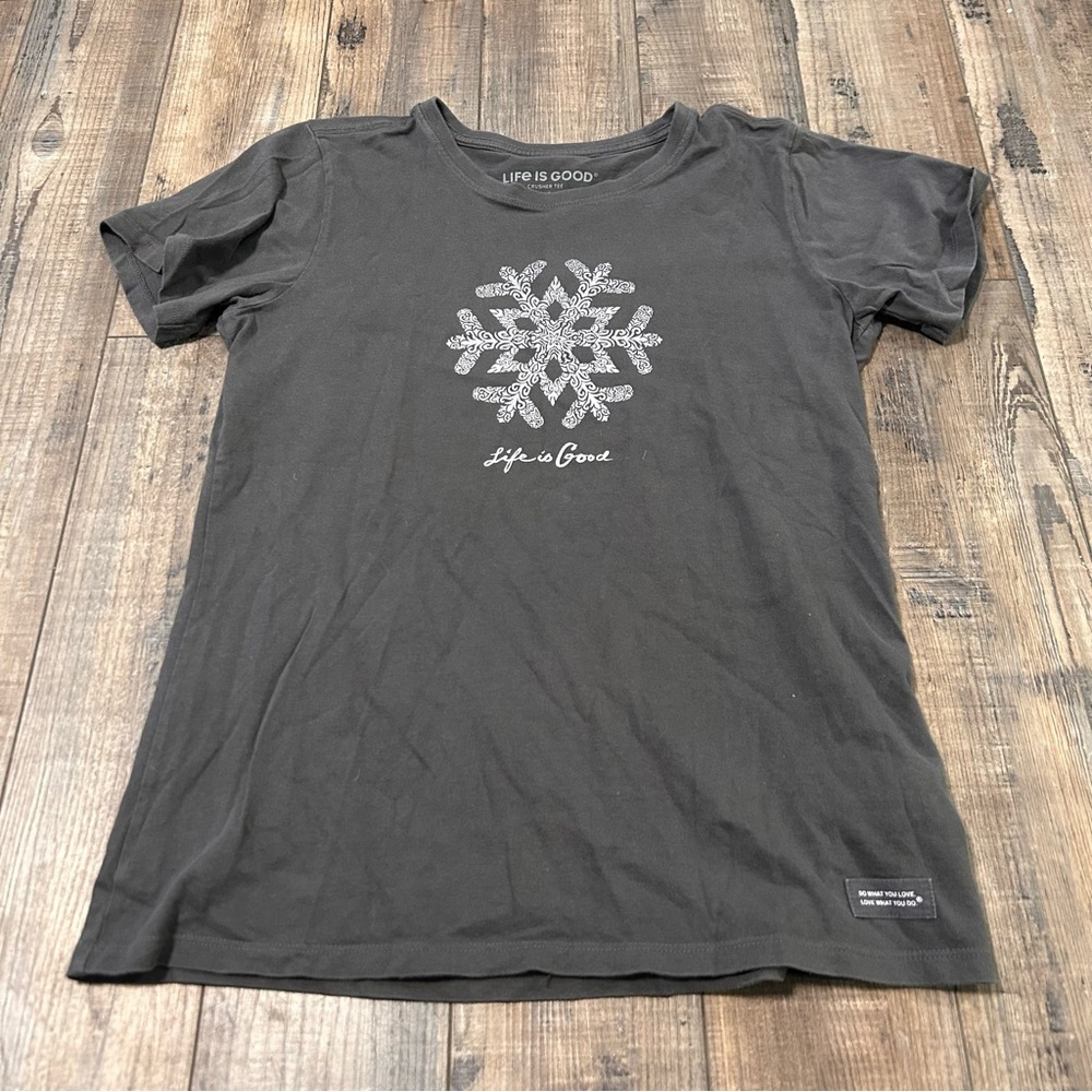 Life Is Good Womens Size Medium M Top Snowflake Short Sleeve Tee Shirt Crusher